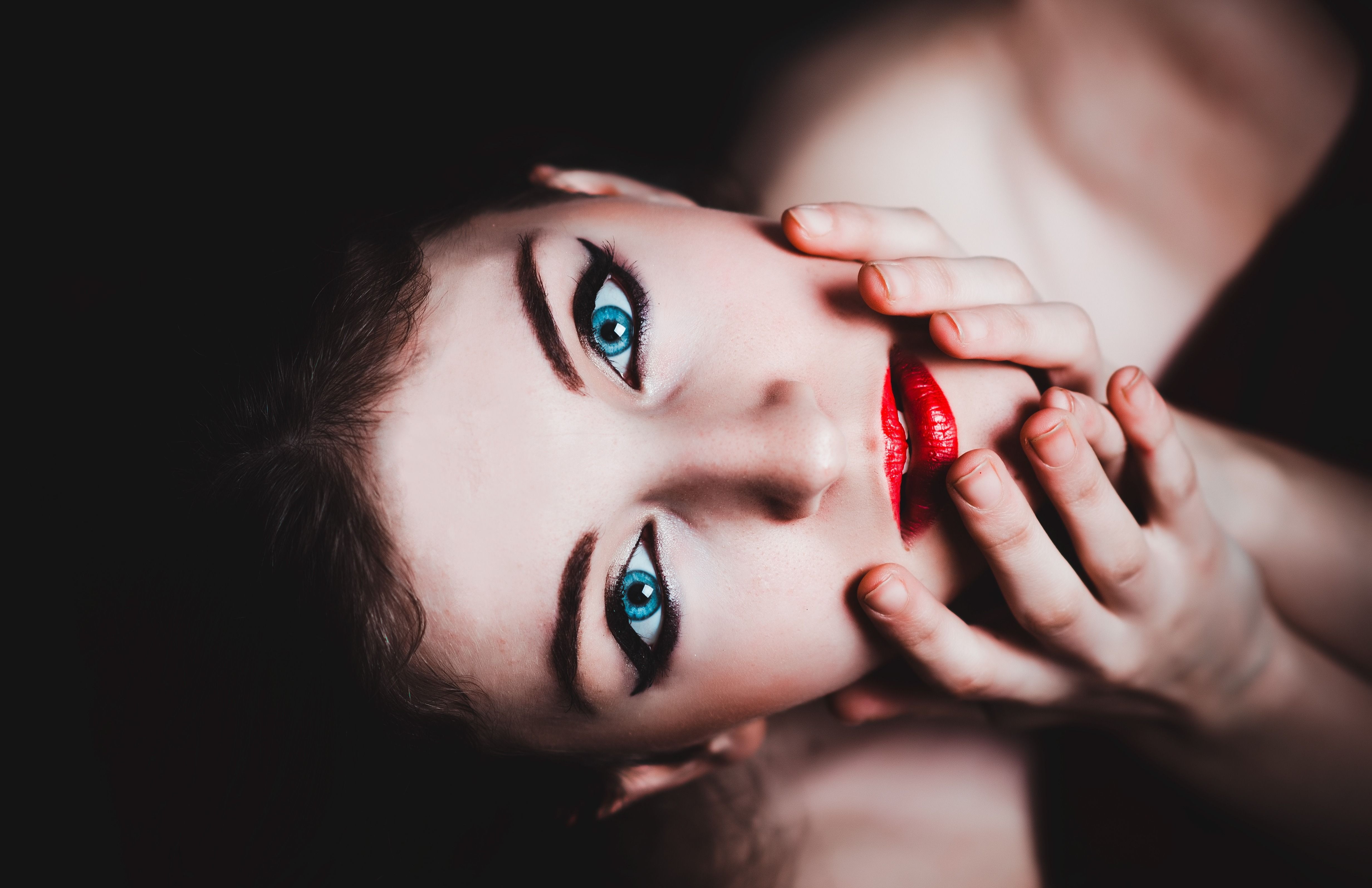 The Impact of Social Media on Beauty Standards: Navigating Unrealistic Expectations