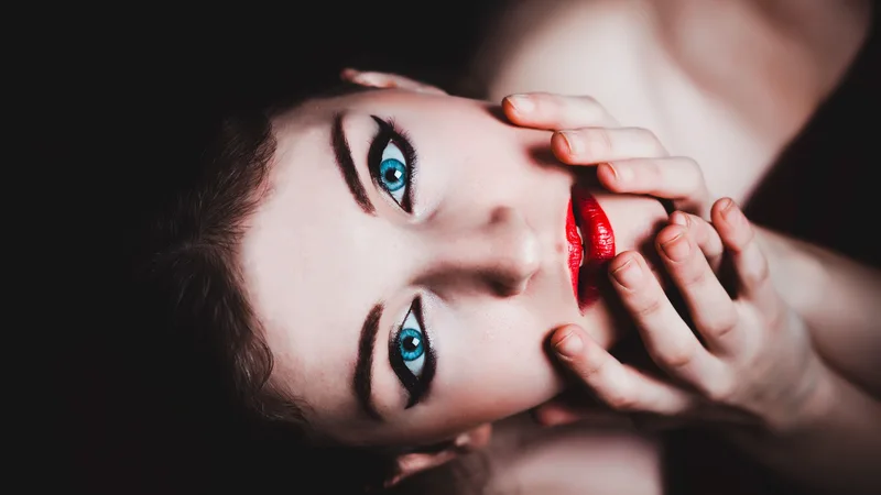 The Impact of Social Media on Beauty Standards: Navigating Unrealistic Expectations